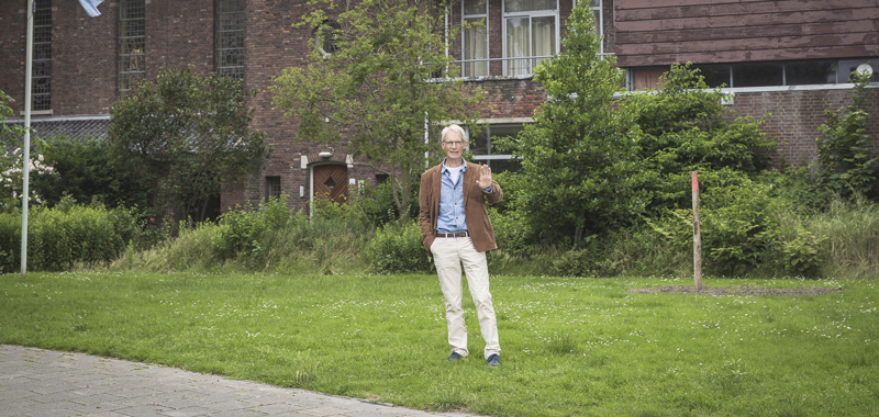 Wim Wieringa voor de Bethelkerk. (Foto: Robin Butter)