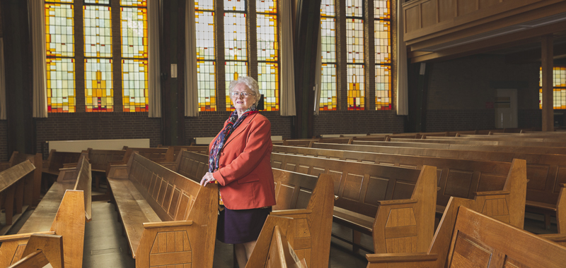 Hospitaal Kerkschip 'De Hoop', een tot motorschip omgebouwde zeilschoener uit 1913, varend in volle zee (foto Press-Art Studio)