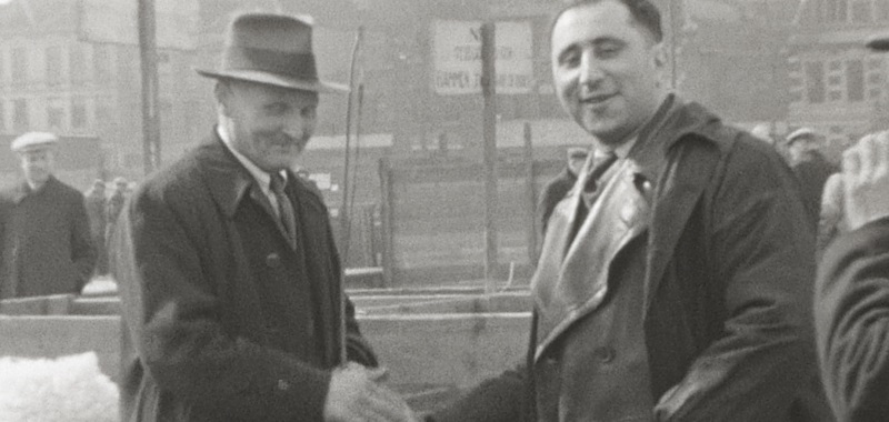 Maurits van Kleef staat rechts op deze still gefilmd op de veemarkt