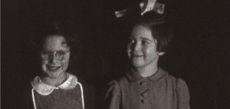 Onbekend meisje links en Anna de Groot rechts