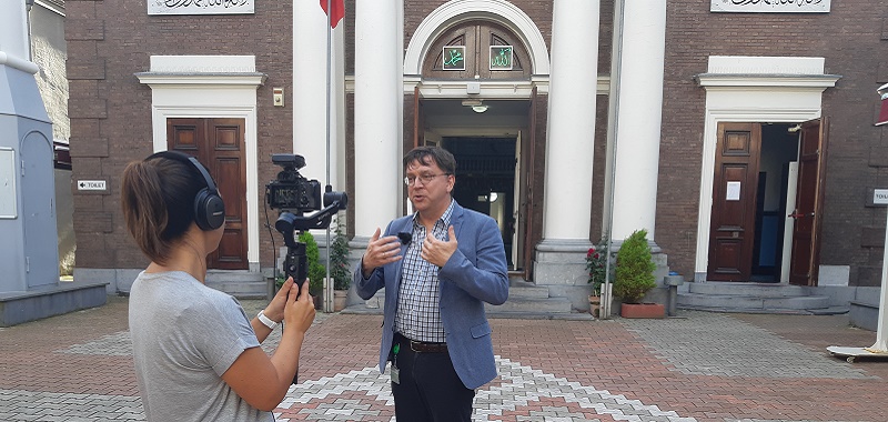 Raymund Schütz, medewerker Haags Gemeentearchief,  voor de Moskee in de Wagenstraat