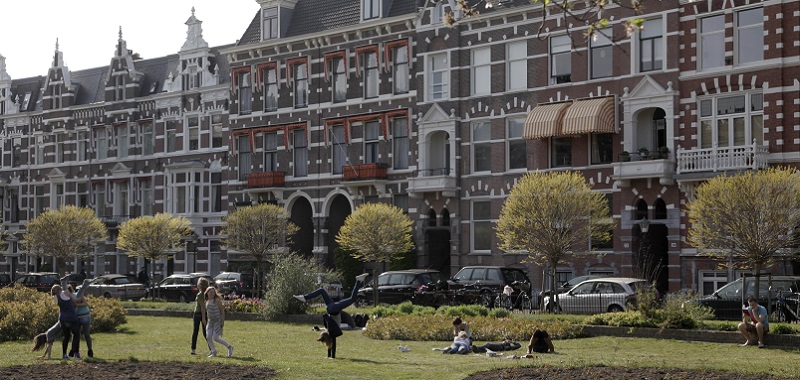 Spelende kinderen op het Sweelinckplein, 2010. Foto: Dienst Stedelijke Ontwikkeling (Bert Mellink)