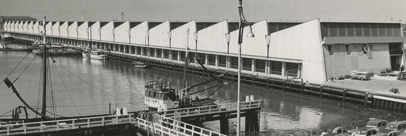 Het gebouw van de Visafslag in 1964. Fotograaf Stokvis