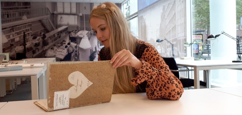 Senior archiefmedewerker Saskia Noot met het verloren gewaande oudste Loosduinse huwelijksregister Senior archiefmedewerker Saskia Noot met het verloren gewaande oudste Loosduinse huwelijksregister