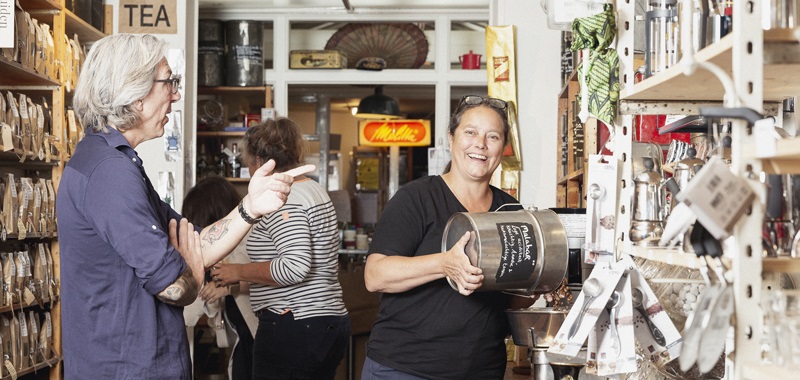 Krista Buys in haar winkel, Inproc, aan de Denneweg. Fotograaf Robin Butter, 2021