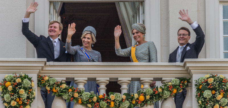 Prinsjesdag 2017, het koninklijk paar, prinses Laurentien en prins Constantijn op het balkon van paleis Noordeinde | Fotograaf: Harry van Reeken Prinsjesdag 2017, het koninklijk paar, prinses Laurentien en prins Constantijn op het balkon van paleis Noordeinde | Fotograaf: Harry van Reeken