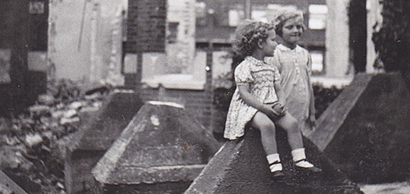 Een van de nieuwe aanwinsten in 2020 | Foto van de zusjes Beek bij de versperring met drakentanden ter hoogte van de gedeeltelijk afgebroken villa Beeklaan 526. Op de achtergrond gedeeltelijk afgebroken huizen aan de Ieplaan | Fotograaf: C.H. Beek Een van de nieuwe aanwinsten in 2020 | Foto van de zusjes Beek bij de versperring met drakentanden ter hoogte van de gedeeltelijk afgebroken villa Beeklaan 526. Op de achtergrond gedeeltelijk afgebroken huizen aan de Ieplaan | Fotograaf: C.H. Beek