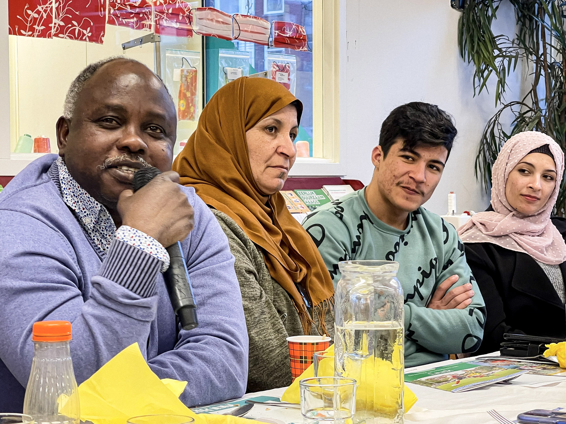 Inwoners van Laak wonen de bijeenkomst in het Vadercentrum bij