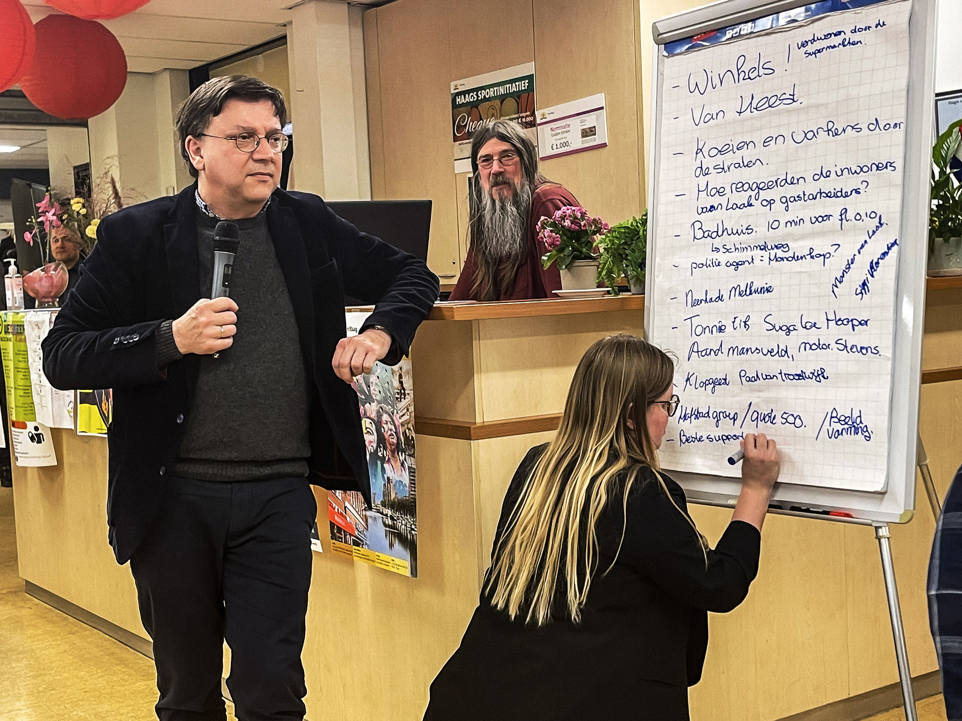 Raymund Schütz en Samantha van As inventariseren herinneringen van bewoners