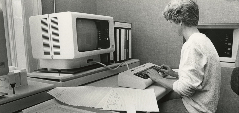 1981, Zeestraat 76, medewerkster van het Juridisch Adviesbureau W.G.J. Janssen achter de computer (Robert Scheers) 1981, Zeestraat 76, medewerkster van het Juridisch Adviesbureau W.G.J. Janssen achter de computer (Robert Scheers)