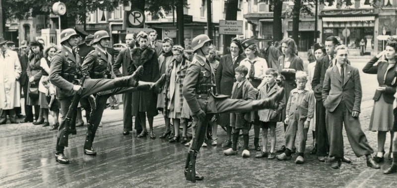 1940, Duitse militairen marcheren op het Plein 1940, Duitse militairen marcheren op het Plein