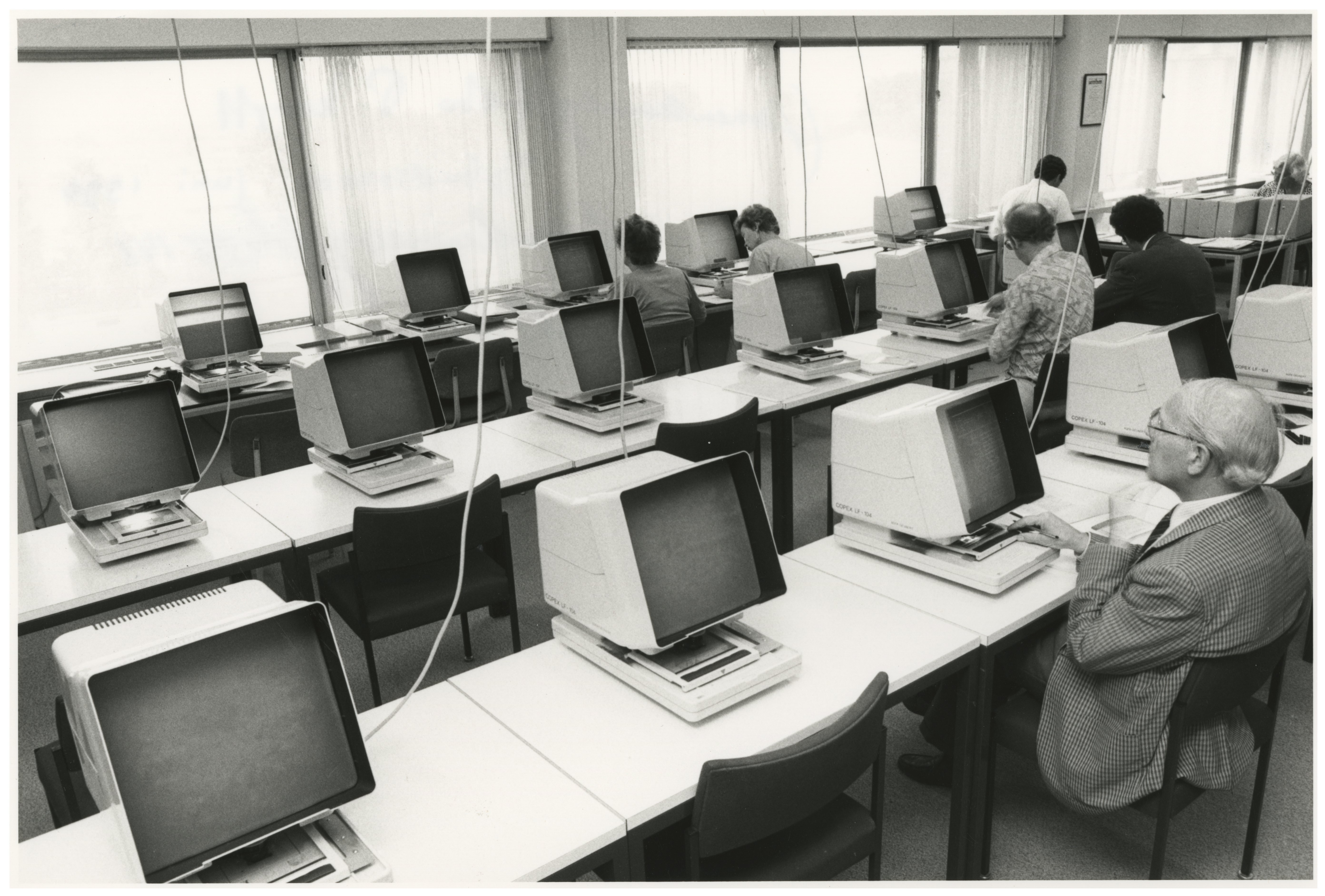 Loosduinseweg, oude studiezaal van het Gemeentearchief met microfiche-readers, Paul Kempff, 1990