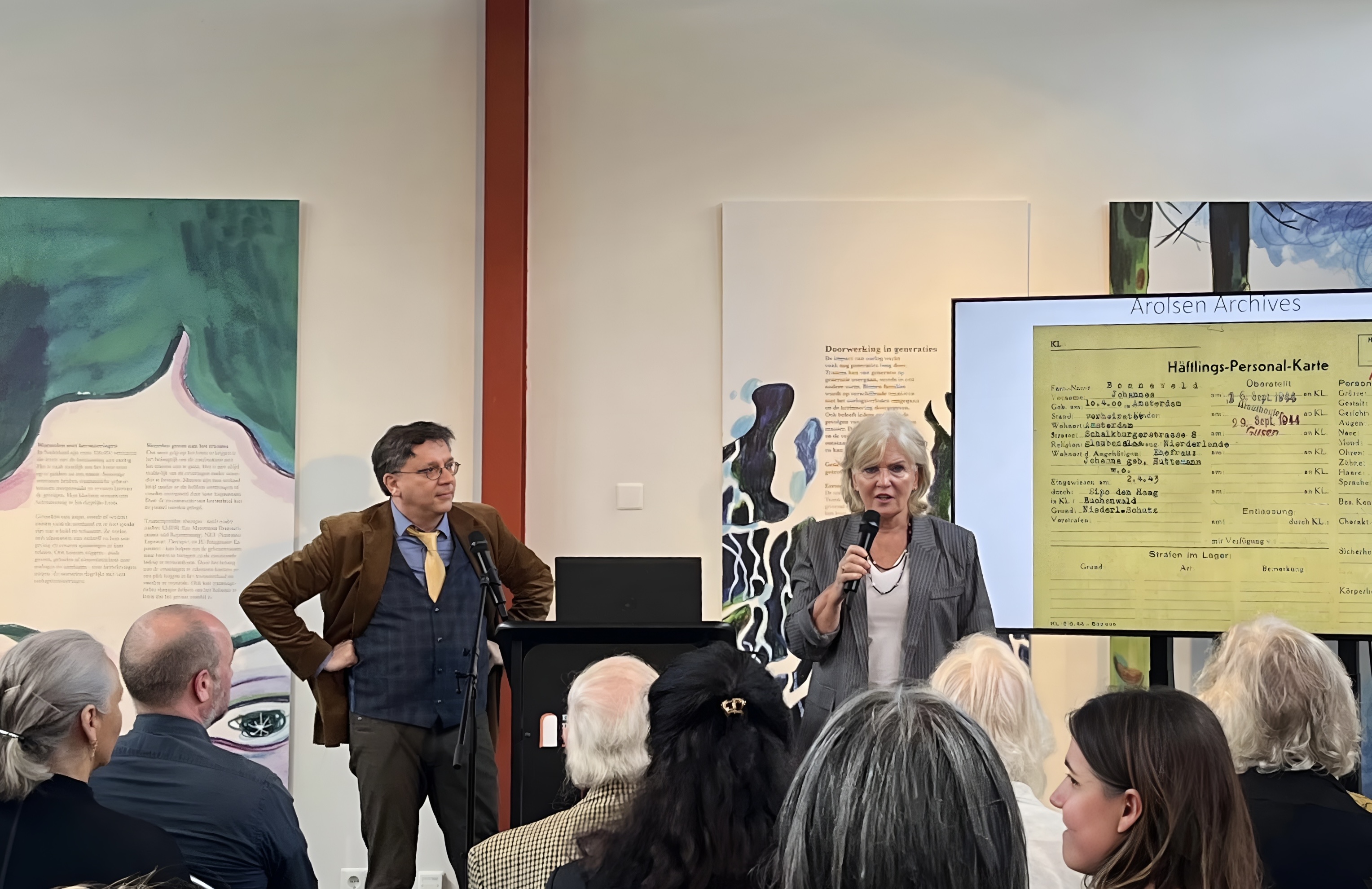 Raymund Schütz en Pia Dijkstra tijdens de bijeenkomst in het Oranjehotel op 12 oktober