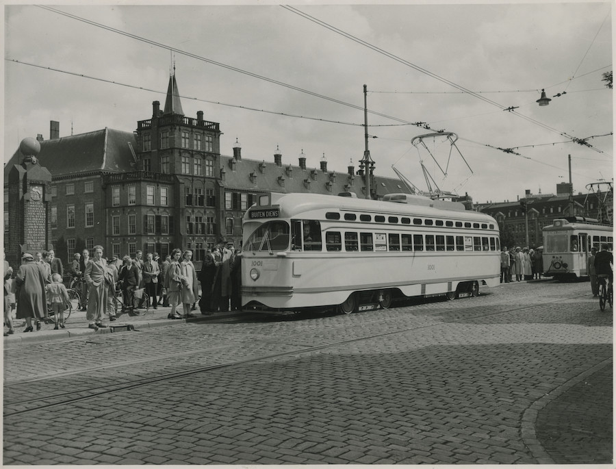 Op het Buitenhof kan het publiek de eerste PCC-tram van Europa bekijken, 1949. Fotograaf onbekend