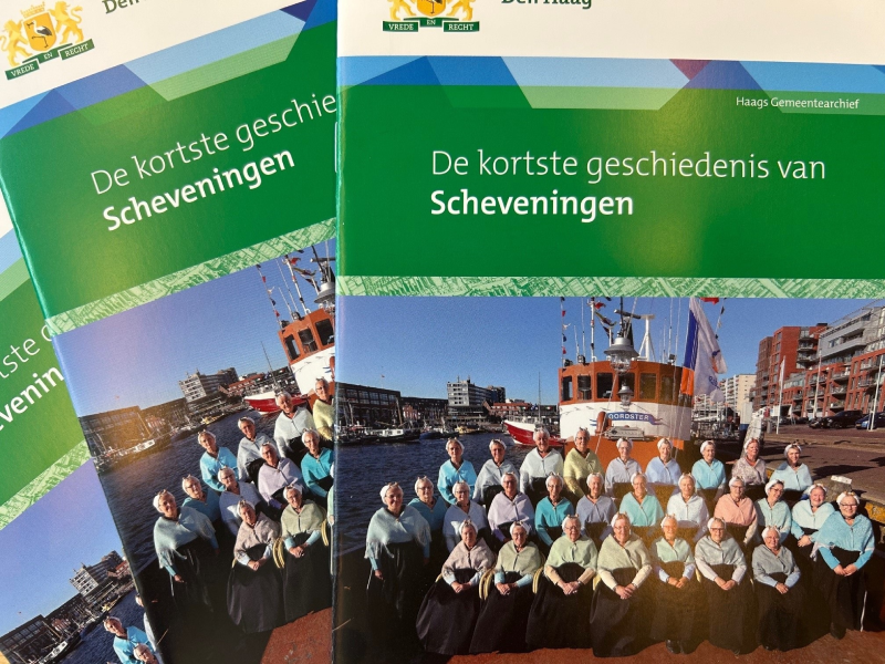 Het Schevenings Vissersvrouwenkoor poseert op de Noordster in de Tweede Binnenhaven, 2018. Fotograaf Dick Teske