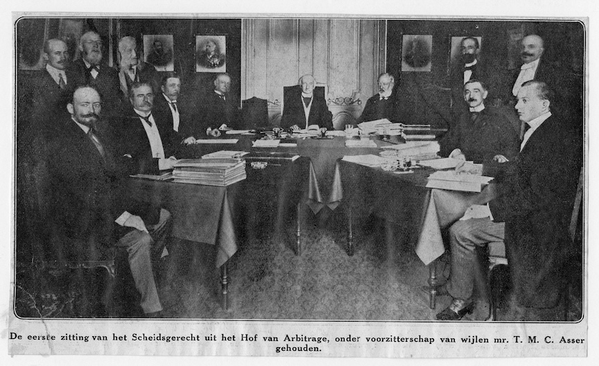 Eerste zitting van het Scheidsgerecht uit het Hof van Arbitrage, onder voorzitterschap van wijlen mr. T.M.C. Asser, fotograaf onbekend, 1901