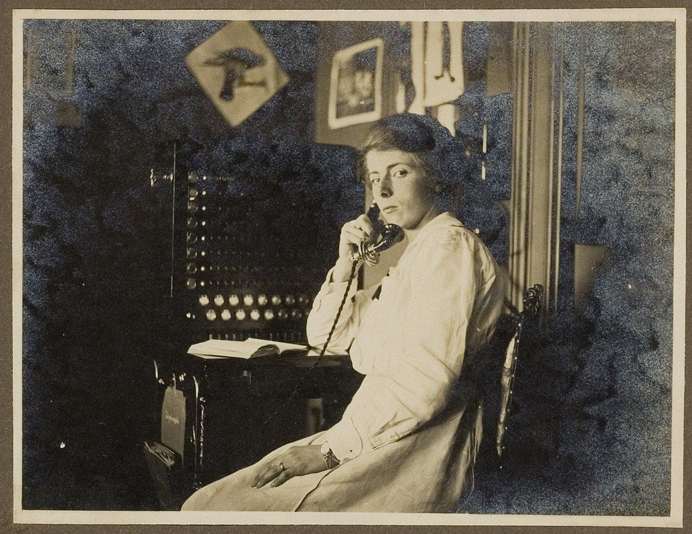 Telefoniste van het Centraal Broodkantoor aan het Alexanderplein 10, 1918. Maker onbekend