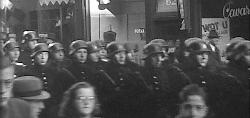 Een still uit de compilatie Oorlog in Den Haag, gefilmd verleden - Duitse soldaten in de stad Een still uit de compilatie Oorlog in Den Haag, gefilmd verleden - Duitse soldaten in de stad