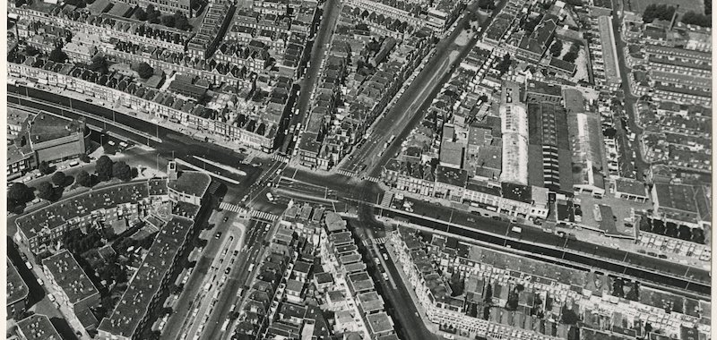 Luchtfoto Transvaalkwartier (rechtsonder), Regentessekwartier (rechtsboven) en Valkenboskwartier (linksboven). Loosduinseweg, Apeldoornselaan (Capitol), De La Reyweg, Paul Krugerlaan, Beeklaan en Regentesselaan (foto Jaap Rijkenberg)