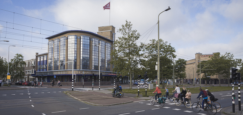 Het JMWZ-Plaza en rechts de voormalige bioscoop Capitol van Johan Maasbach Wereldzending (foto Robin Butter)