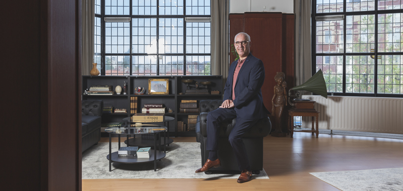 David Maasbach in zijn kantoor (foto Robin Butter)