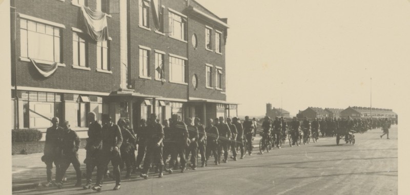 Mei 1945 Duitse krijgsgevangenen in de verte met Bethelkerk (Foto: Willem van Gorcum)