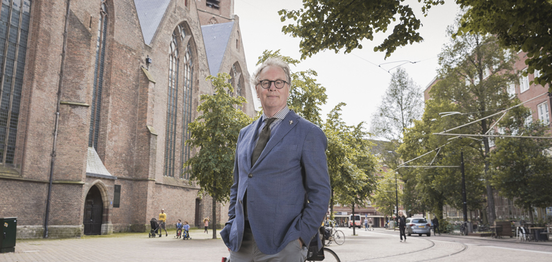 Ds. Jakob Korf voor de Grote Kerk (foto Robin Butter)