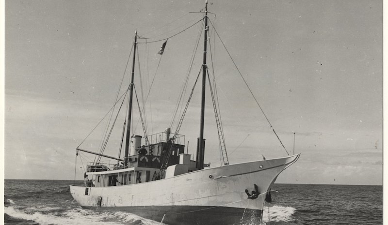 Hospitaal Kerkschip 'De Hoop', een tot motorschip omgebouwde zeilschoener uit 1913, varend in volle zee (foto Press-Art Studio)