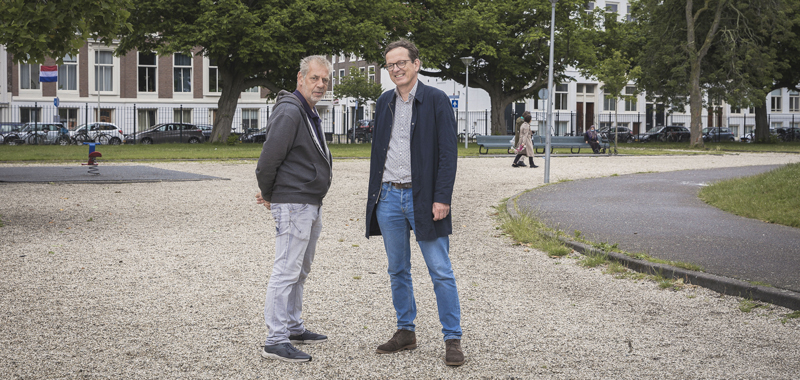 Ds Peter Strating met een buurtbewoner. (Foto: Robin Butter)