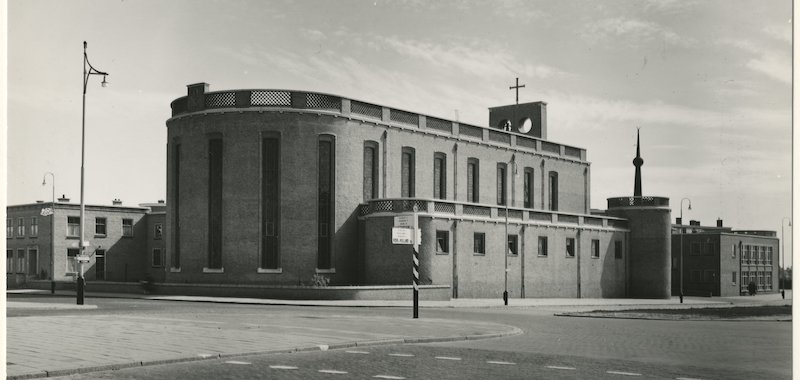 Escamplaan met links de R.K. kerk O.L. Vrouw van Fatima,1982, fotograaf R. de Hilster