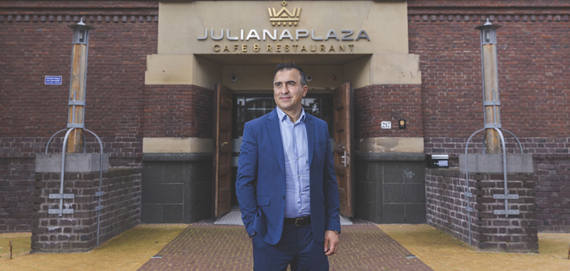 De directeur van Juliana Plaza, Atalay Celenk (foto Robin Butter)