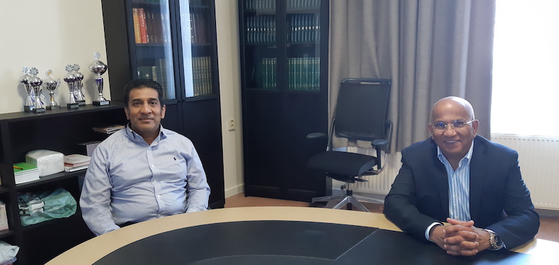 Robbert Mohammedamin en Mohamed Mahawat Khan van de Al Qiblatain moskee (foto Samantha van As)