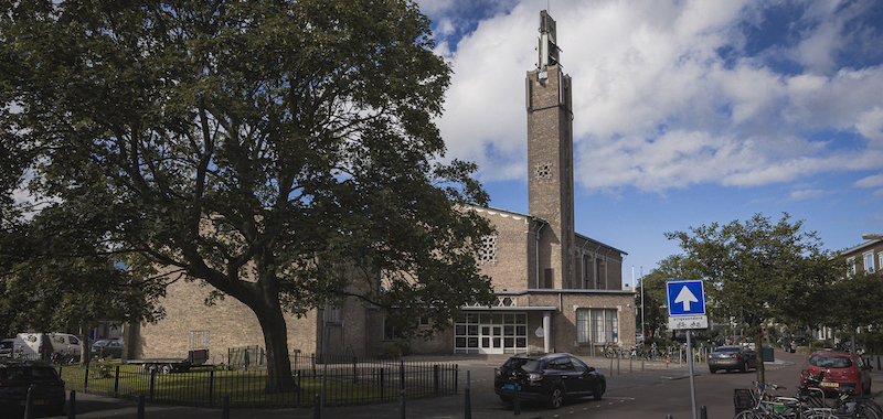 De Al Qiblatain moskee aan de Abcoudestraat , de voormalige Paaskerk. (foto Robin Butter)