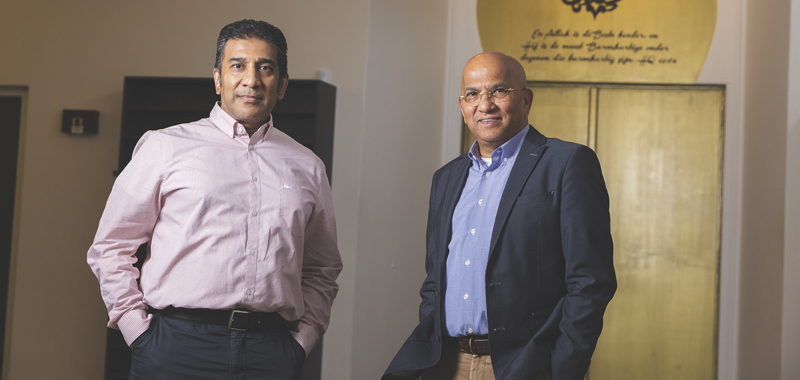 Robbert Mohammedamin en Mohamed Mahawat Khan van de Al Qiblatain moskee (foto Robin Butter)