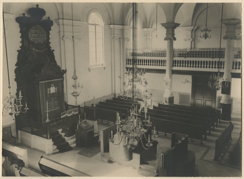 Interieur van de Synagoge Wagenstraat in 1949 (fotograaf H.A.W. Douwes)