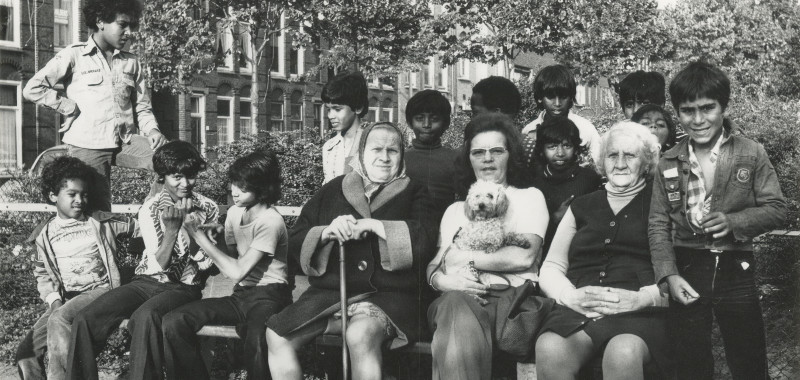 1978, Delftselaan, 'verleden en toekomst van de Schilderswijk'. Bankje ter hoogte van de nrs. 29-32 (links), gezien naar het Vaillantplein. Rechts zittend Johanna Maria Zalm geboren in 1898, overleden op 98 jarige leeftijd | Fotograaf: J. Ph. Bronkhorst 1978, Delftselaan, 'verleden en toekomst van de Schilderswijk'. Bankje ter hoogte van de nrs. 29-32 (links), gezien naar het Vaillantplein. Rechts zittend Johanna Maria Zalm geboren in 1898, overleden op 98 jarige leeftijd | Fotograaf: J. Ph. Bronkhorst