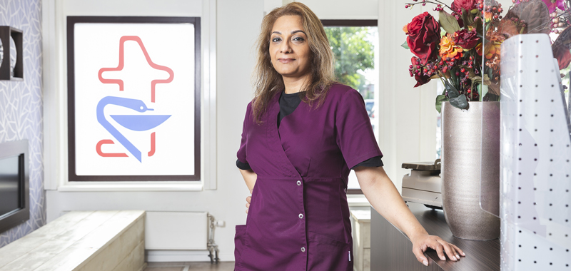 Rehana Nirhoe in apotheek Transvaal, foto Robin Butter