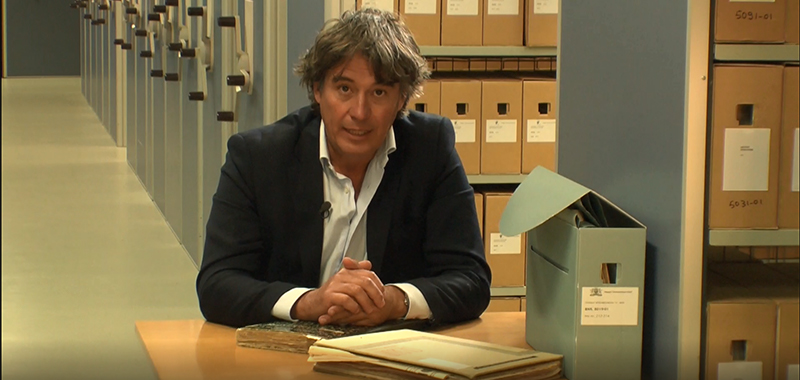 Casper van Bohemen in het depot van het Haags Gemeentearchief, met voor hem op de tafel het dagboek van Bram Schierbeek Casper van Bohemen in het depot van het Haags Gemeentearchief, met voor hem op de tafel het dagboek van Bram Schierbeek