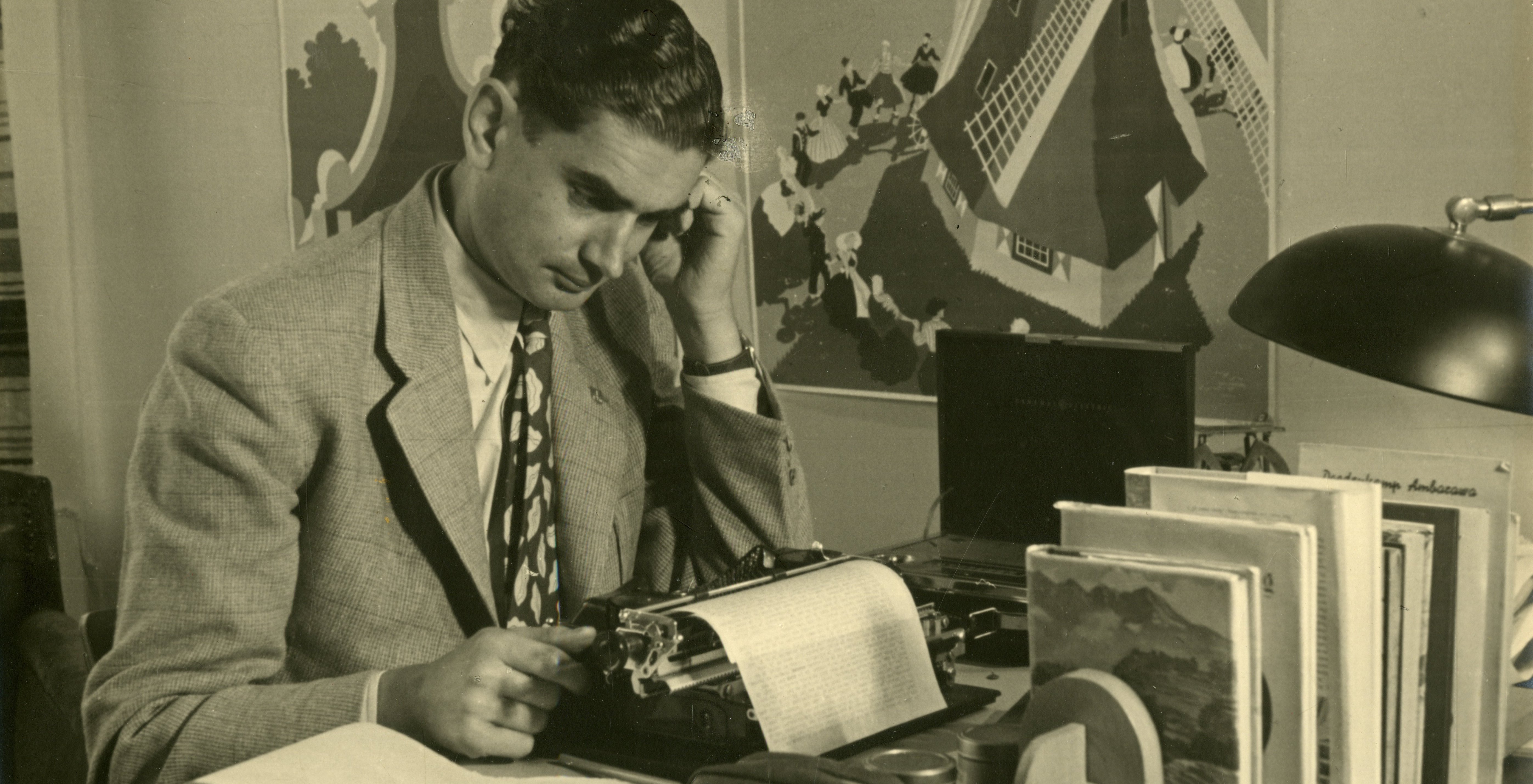 Alfred van Sprang, journalist en oorlogscorrespondent - foto: Piet van der Ham - 1949 Alfred van Sprang, journalist en oorlogscorrespondent - foto: Piet van der Ham - 1949