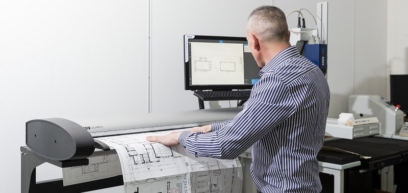 Een bouwtekening wordt gedigitaliseerd Een bouwtekening wordt gedigitaliseerd