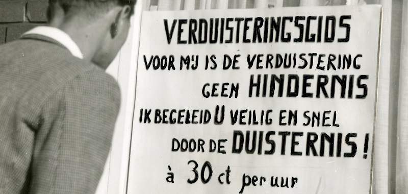 raambiljet voor verduisteringsgids augustus 1940 foto gemaakt door Globe fotopers en reclamebureau raambiljet voor verduisteringsgids augustus 1940 foto gemaakt door Globe fotopers en reclamebureau