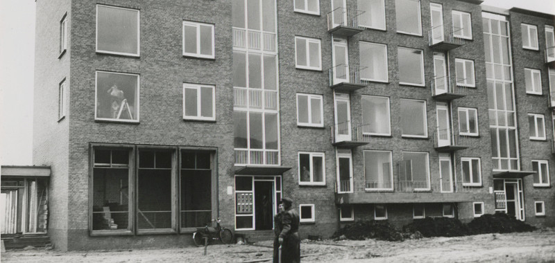 Op 17 december 1956 vonden Hongaarse vluchtelinggezinnen huisvesting in nieuwe flatwoningen aan de Leyweg 1414, 1422 en 1424. De flats zijn in 1996 gesloopt | Foto Stokvis Op 17 december 1956 vonden Hongaarse vluchtelinggezinnen huisvesting in nieuwe flatwoningen aan de Leyweg 1414, 1422 en 1424. De flats zijn in 1996 gesloopt | Foto Stokvis