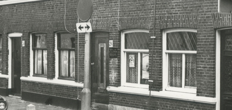 Hugo de Grootstraat 26. Naast de voordeur hing een groot bord met de tekst: W.H.M. van den Hout prae-adviseur voor Psychiatrie, C.B. Mc Inverness psycho analyst (U.S.A.) – foto Dienst Stedelijke Ontwikkeling gemeente Den Haag