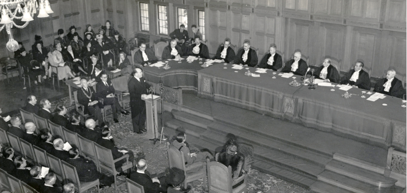 18-4-1946, opening van het Internationale Hof van Justitie in het Vredespaleis. Vooraan zitten Prinses Juliana en Prins Bernhard, links achter de microfoon minister Spaak (België) | Fotograaf: Anefo 18-4-1946, opening van het Internationale Hof van Justitie in het Vredespaleis. Vooraan zitten Prinses Juliana en Prins Bernhard, links achter de microfoon minister Spaak (België) | Fotograaf: Anefo