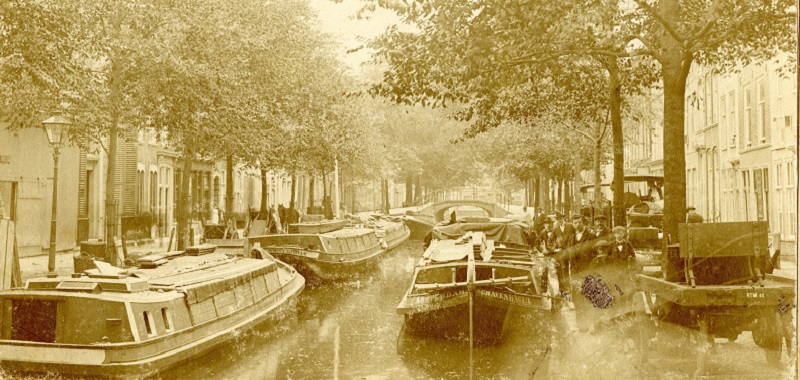 Amsterdamse Veerkade gezien naar de Wagenstraat rond 1900. Fotograaf onbekend