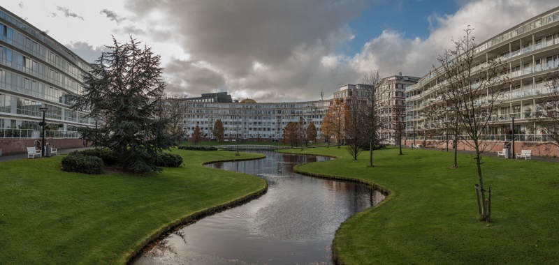 Burgemeester de Monchyplein binnenterrein appartementenflats, 2017. Foto: Harry van Reeken