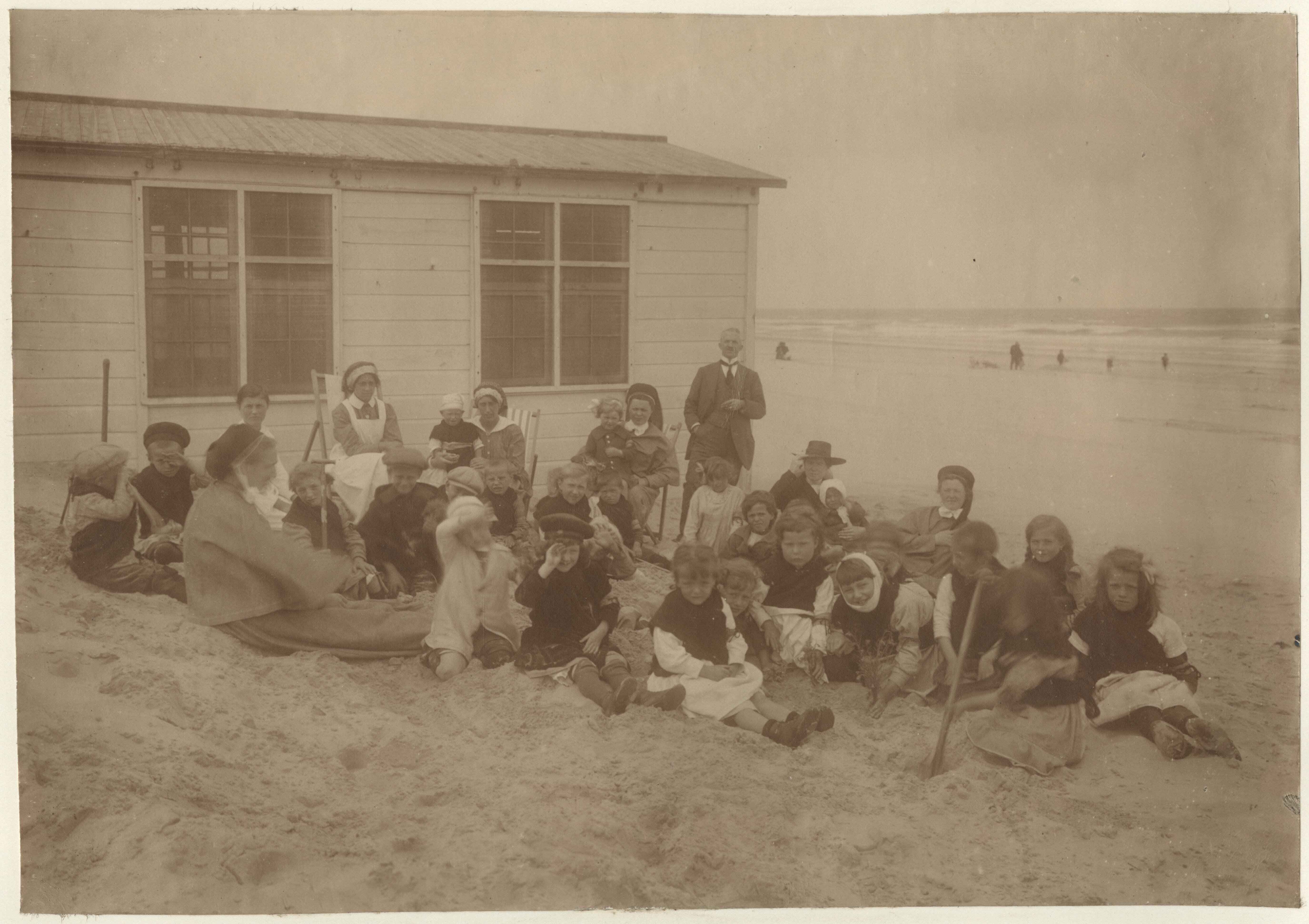 De 's-Gravenhaagse Vereniging Naar het Strand verzorgt uitstapjes voor bleekneusjes, 1900, maker: onbekend