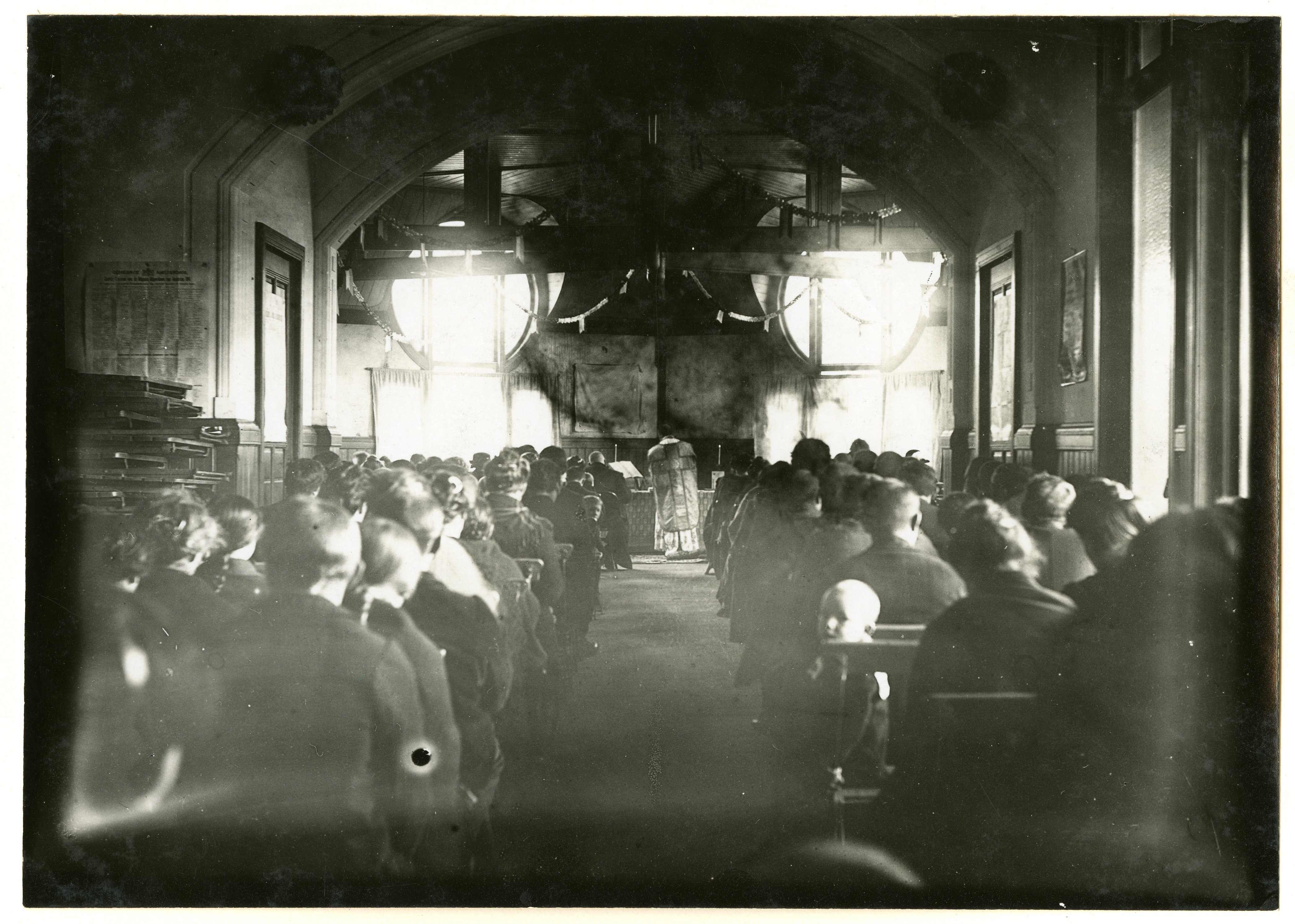 Circus café waar een mis wordt opgedragen voor Belgische vluchtelingen, 1914, maker onbekend