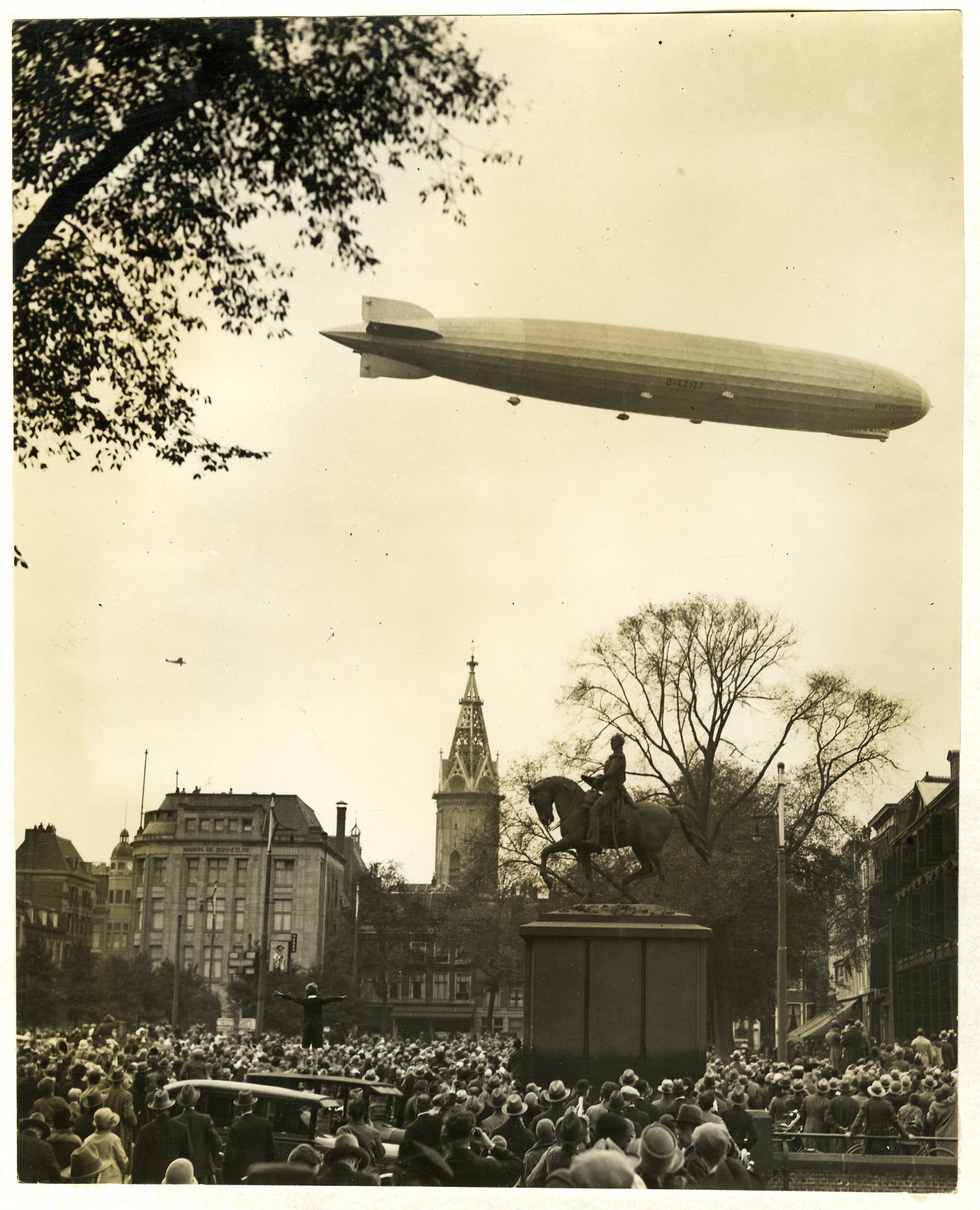 De Graf Zeppelin boven Den Haag, maker onbekend, 1929