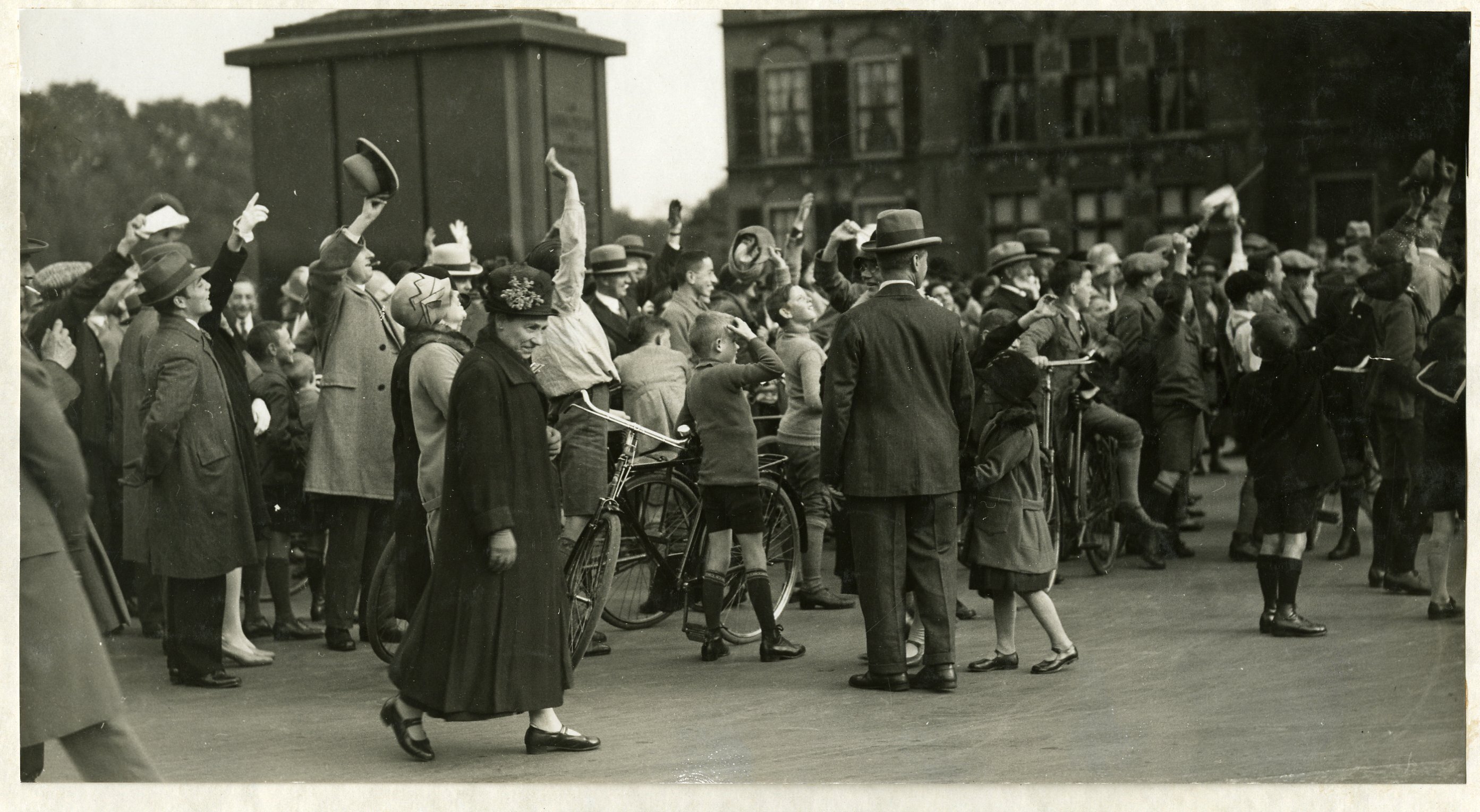 De Graf Zeppelin boven Den Haag, maker onbekend, 1929